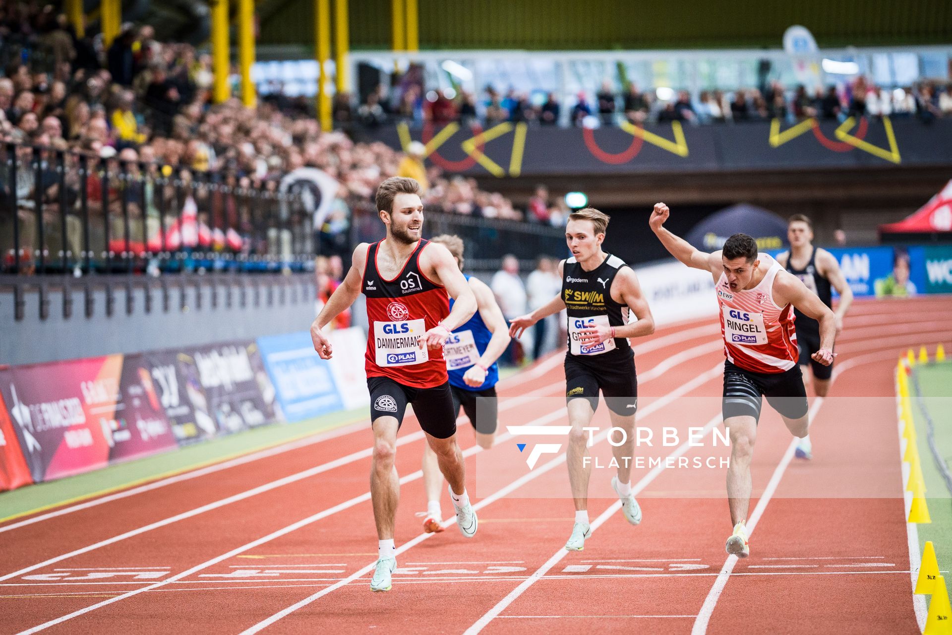 Fabian Dammermann (LG Osnabrueck), Vincente Graiani (LG Stadtwerke Muenchen), Justus Ringel (SC Potsdam) bei den Deutschen Leichtathletik-Hallenmeisterschaften am 18.02.2023 in der Helmut-Koernig-Halle in Dortmund